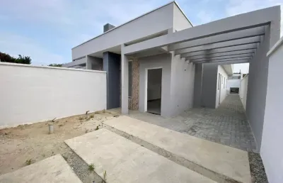 Casa com piscina, 2 quartos e churrasqueira em itanhaém.