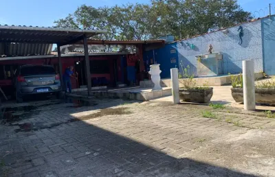 Casa com 2 quartos, piscina e área gourmet com churrasqueira em itanhaém.