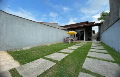 Casa com 2 quartos, churrasqueira e espaço para piscina em itanhaém.