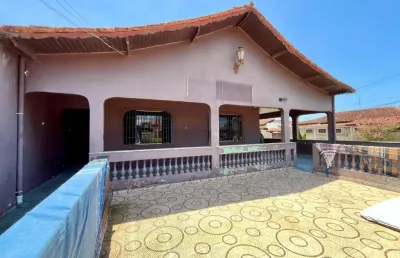 Casa com 3 quartos, área gourmet e espaço para piscina em peruíbe.