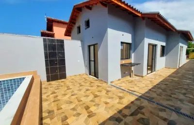 Casa com 2 quartos, piscina e churrasqueira em itanhaém.