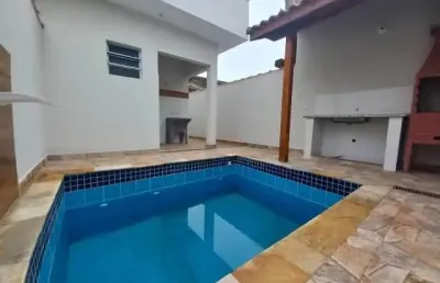 Casa com 2 quartos, piscina e área gourmet com churrasqueira em itanhaém.