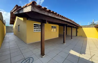 Casa à 100m do mar com 2 quartos, área gourmet e espaço para piscina em itanhaém.