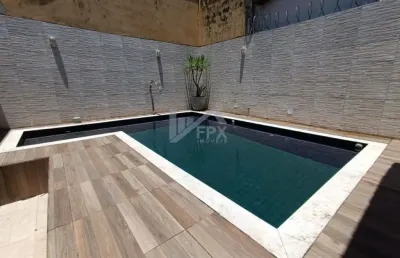 Casa com piscina, 2 quartos e área gourmet em itanhaém.