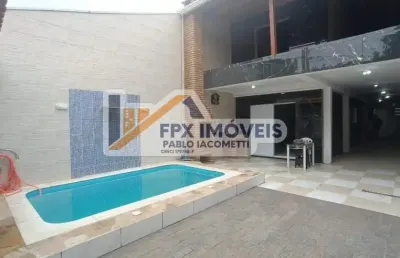 Casa com piscina, 3 quartos e área gourmet com churrasqueira em itanhaém.
