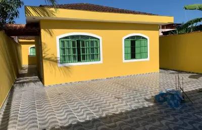 Casa com 2 quartos, edícula e espaço para piscina em itanhaém.