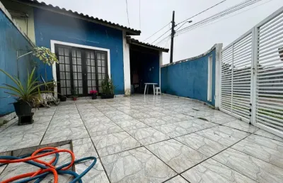 Casa com 2 quartos e área gourmet com churrasqueira em itanhaém.