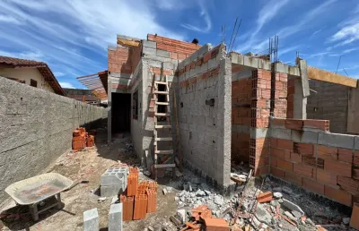 Casa em construção com 2 quartos e piscina em itanhaém.