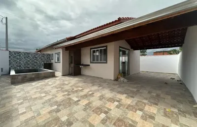 Casa com 2 quartos, piscina e churrasqueira em itanhaém.