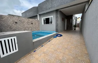 Casa na praia com 2 quartos, piscina e churrasqueira em peruíbe.