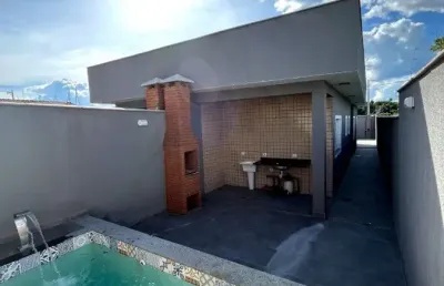 Casa na praia com piscina, 2 quartos e área gourmet em itanhaém.