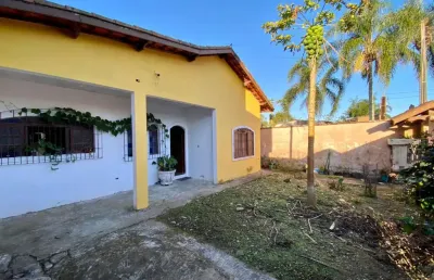 Casa com 3 quartos, churrasqueira e espaço para piscina em itanhaém.