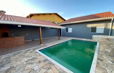 Casa com piscina, 3 quartos e área gourmet com churrasqueira em peruíbe