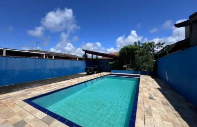 Casa na praia com 3 quartos, piscina, churrasqueira e jardim em itanhaém.