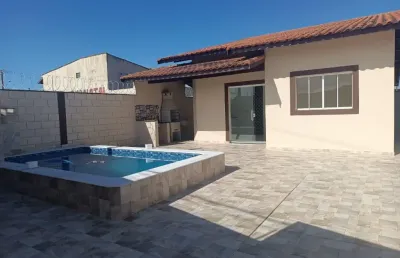 Casa com piscina, 2 quartos e área gourmet em itanhaém.