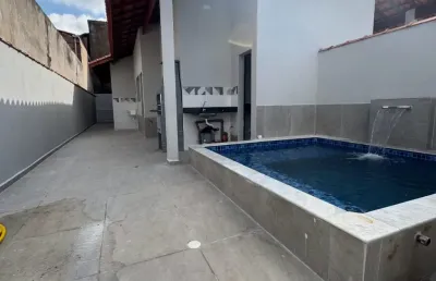 Casa com 2 quartos, piscina e área gourmet com churrasqueira em itanhaém.