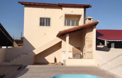 Casa com 2 quartos, piscina e churrasqueira em itanhaém.