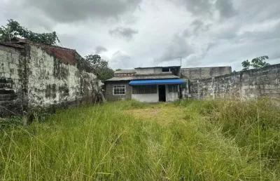 Casa com 2 quartos e espaço para piscina em itanhaém.