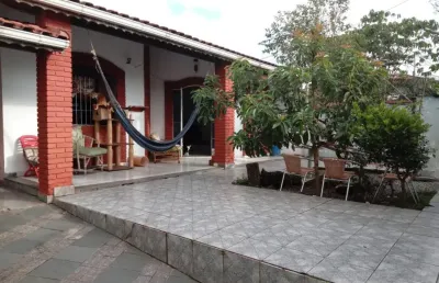 Casa com 2 quartos, edícula e área gourmet com churrasqueira em peruíbe.