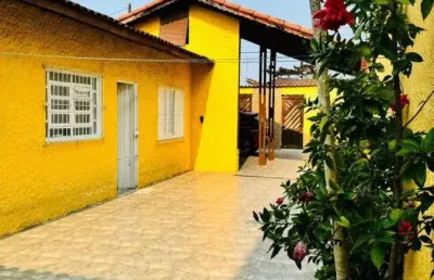 Casa na praia com 2 quartos, área gourmet e espaço para piscina em itanhaém.