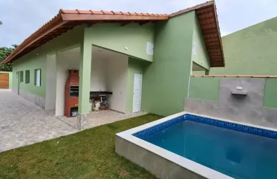 Casa com piscina, 2 quartos e churrasqueira em itanhaém.