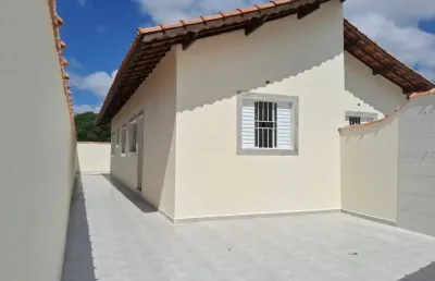 Casa com 2 quartos e espaço para piscina em itanhaém.