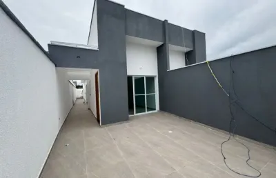 Casa com 2 quartos, piscina e área gourmet em itanhaém.