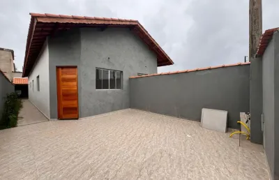 Casa com 2 quartos, espaço gourmet e jardim em itanhaém.