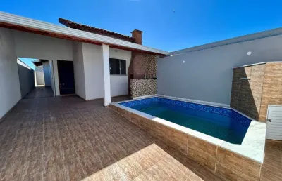 Casa na praia com 2 quartos, piscina e área gourmet em peruíbe.