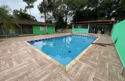 Chácara com piscina, 3 quartos e área gourmet em itanhaém.