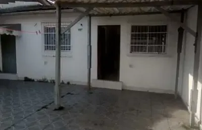 Casa térrea com 2 quartos e garagem para 3 carros, bairro jardim castelo, em santos/sp