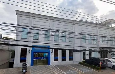 Loja comercial de alto padrão para locação em alto de pinheiros, 6 vagas de garagem e 440m² de área.