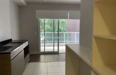 Apartamento com armários na cozinha, quarto e banheiro, ar condicionado, cooktop.