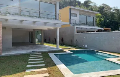 Casa em condomínio para venda com 5 quartos, sendo 5 suítes, 180m²