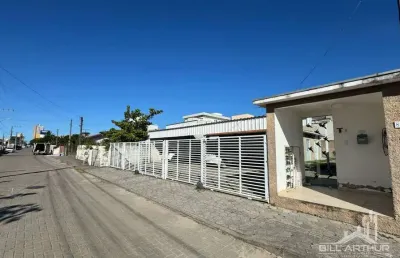 Casa na praia a 800 metros do mar em condomínio fechado