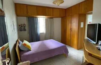 Casa em rua plana, várias árvores frutíferas no lote