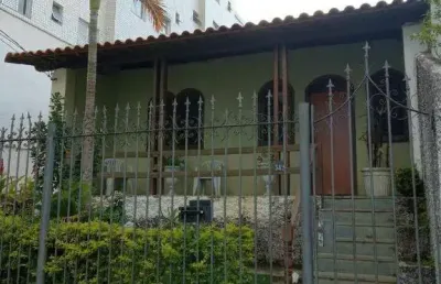 Localização privilegiada, casa com 3 quartos e 5 vagas