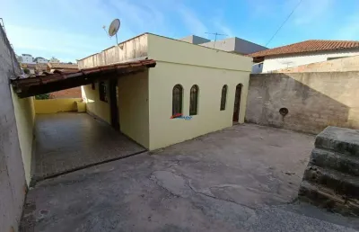 Alugue esta excelente casa independente, ideal para quem busca conforto, espaço e localização estratégica!