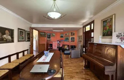 Casa 4 quartos, 5 vagas, quintal com árvoires frutíferas