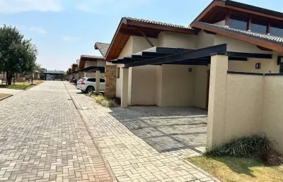 Casa térrea com 03 dormitórios em condomínio fechado para locação em atibaia/sp