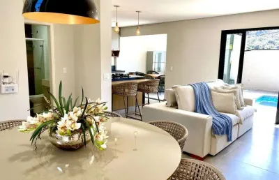 Casa em condomínio com 03 dormitórios mobiliada em excelente localização