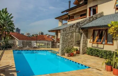 Casa com 5 quartos à venda na Rua Presidente Costa e Silva, 270, América, Joinville