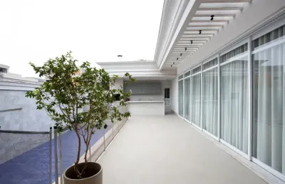 Casa térrea com 3 suítes e escritório - condomínio villa jardim - região do santa rosa - ginco