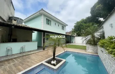 Casa para alugar com 300m², 3 quartos, 3 banheiros, 2 vagas de garagem.