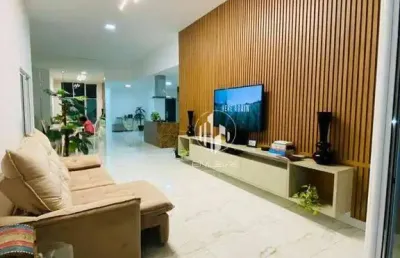 Cada de 170m2 com 3 suítes, móveis projetados, mobiliado e piscina