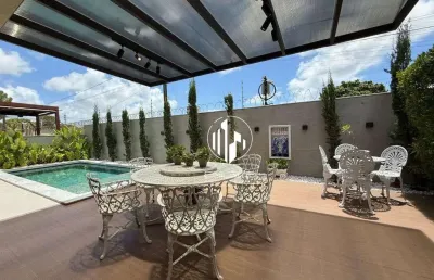 Casa de 239m2 com 4 suítes + piscina privativa, em condomínio fechado