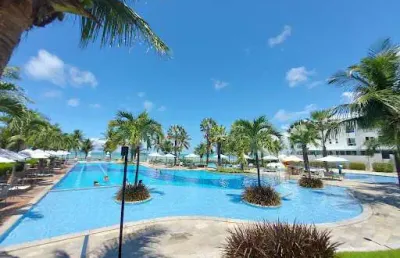 Apartamento com 3 quartos mobiliado e projetado, em condomínio club e pé na areia