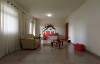 Apartamento amplo com 4 quartos, 2 suítes e 2 vagas paralelas