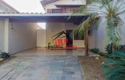 Casa com 3 quartos e 4 banheiros, duas vagas no castelo