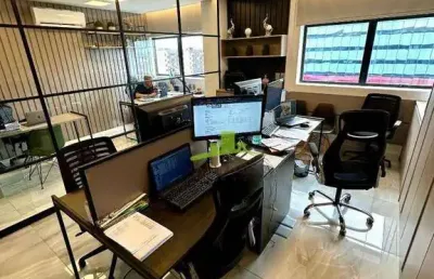 Sala comercial decorada à venda no multiplus empresarial | lauro de freitas - ba | pitangueiras | 46m² | 2 vagas de garagem | r$ 470.000